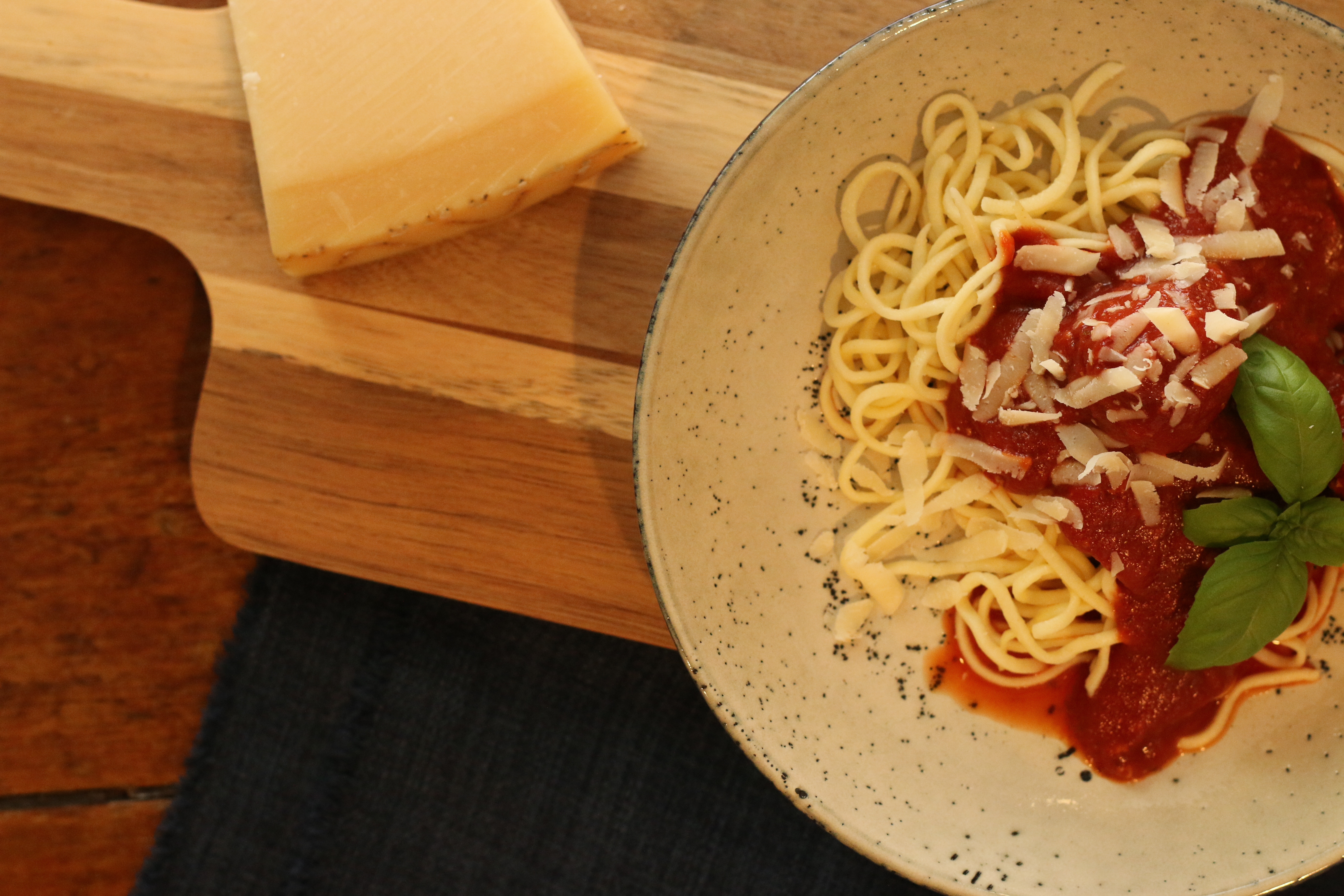 Tomatsovs med kødboller