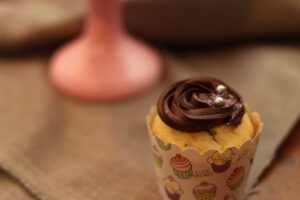 Banancupcakes med karamelmidte og chokoladeganache