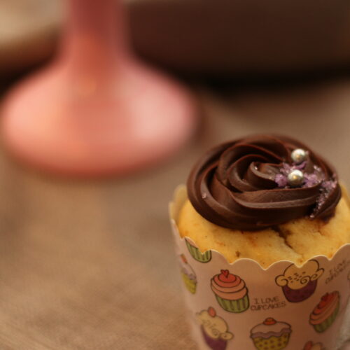 Banancupcakes med karamelmidte og chokoladeganache