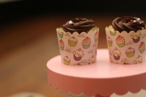 banancupcakes med karamelmidte og chokoladeganache